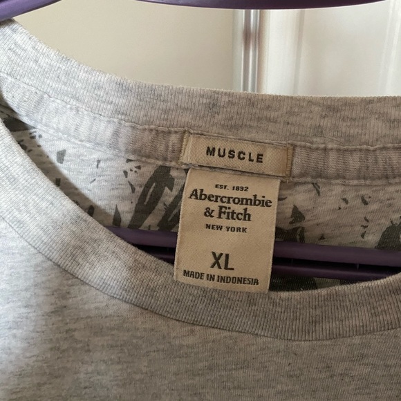 Abercrombie and Fitch Pocket T Shirt - Picture 2 of 8